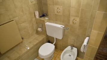 Dusche, Haartrockner, Bidet, HandtĂŒcher