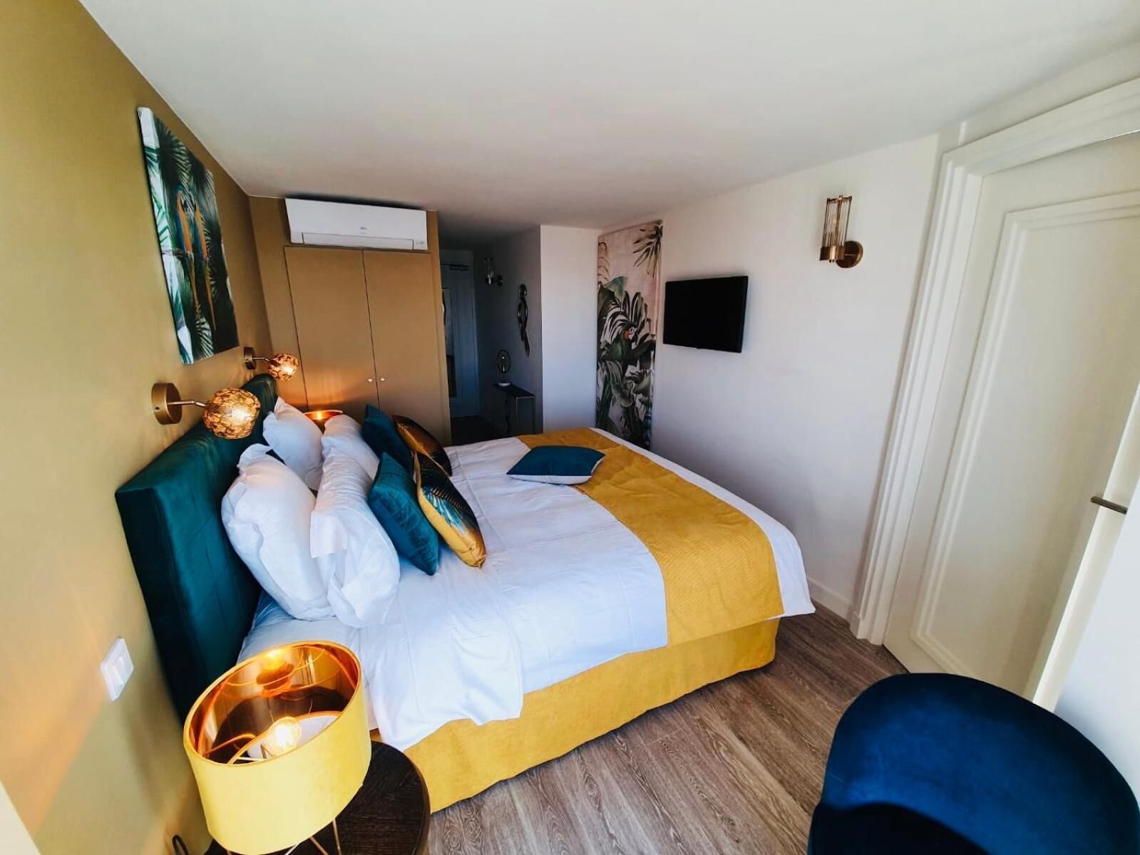 comfort room, sea view | in-room safe, individually decorated, desk, soundproofing