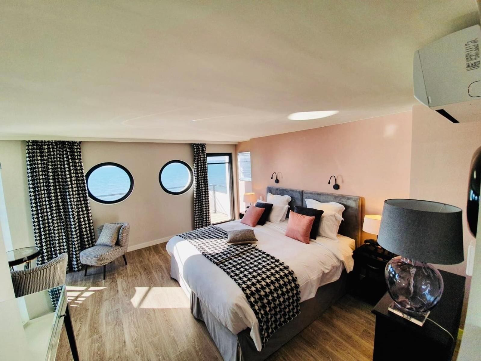 Exclusieve kamer, bad, uitzicht op zee | Een kluis op de kamer, individueel gedecoreerd, een bureau