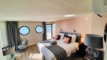 Exclusieve kamer, bad, uitzicht op zee | Een kluis op de kamer, individueel gedecoreerd, een bureau