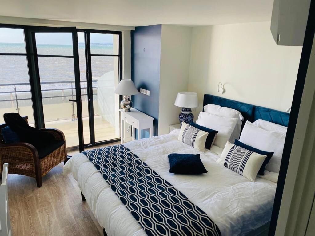 comfort room, sea view | in-room safe, individually decorated, desk, soundproofing