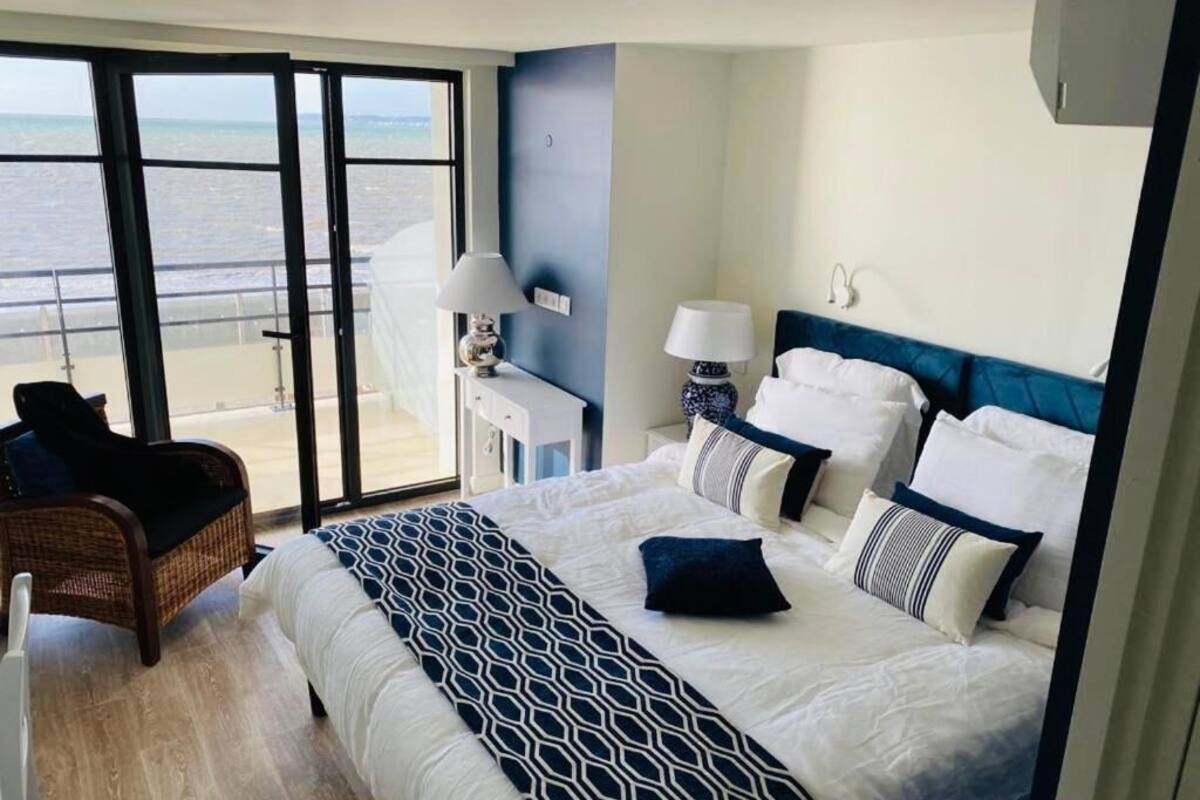 comfort room, sea view | in-room safe, individually decorated, desk, soundproofing