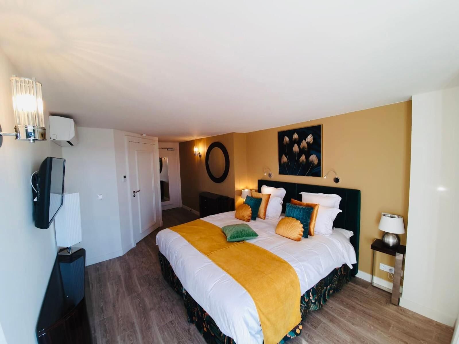 in-room safe, individually decorated, desk, soundproofing