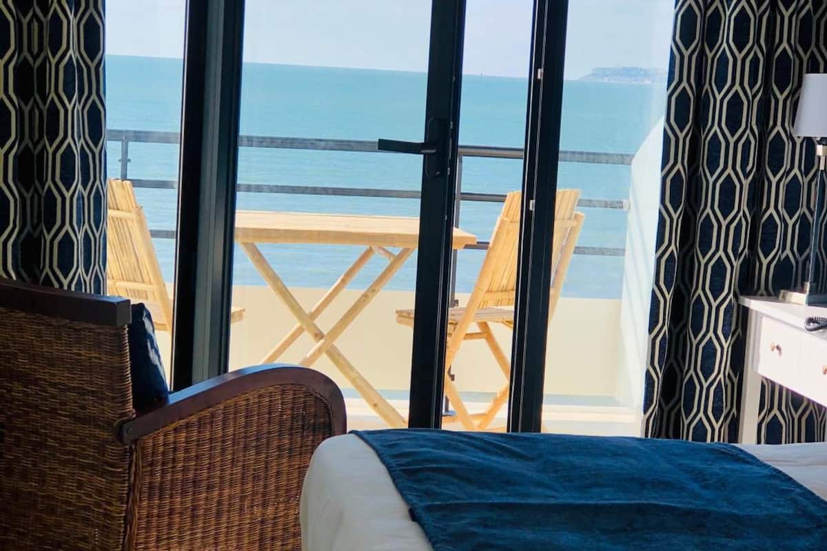 comfort room, sea view | in-room safe, individually decorated, desk, soundproofing