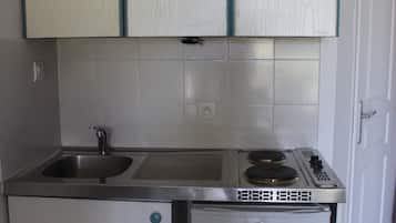Frigorífico, microondas, horno y cafetera o tetera