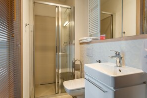 Economy Studio | Bathroom | Shower, hair dryer, towels, soap - RentPlanet - Apartamenty Wolska (Warsaw)