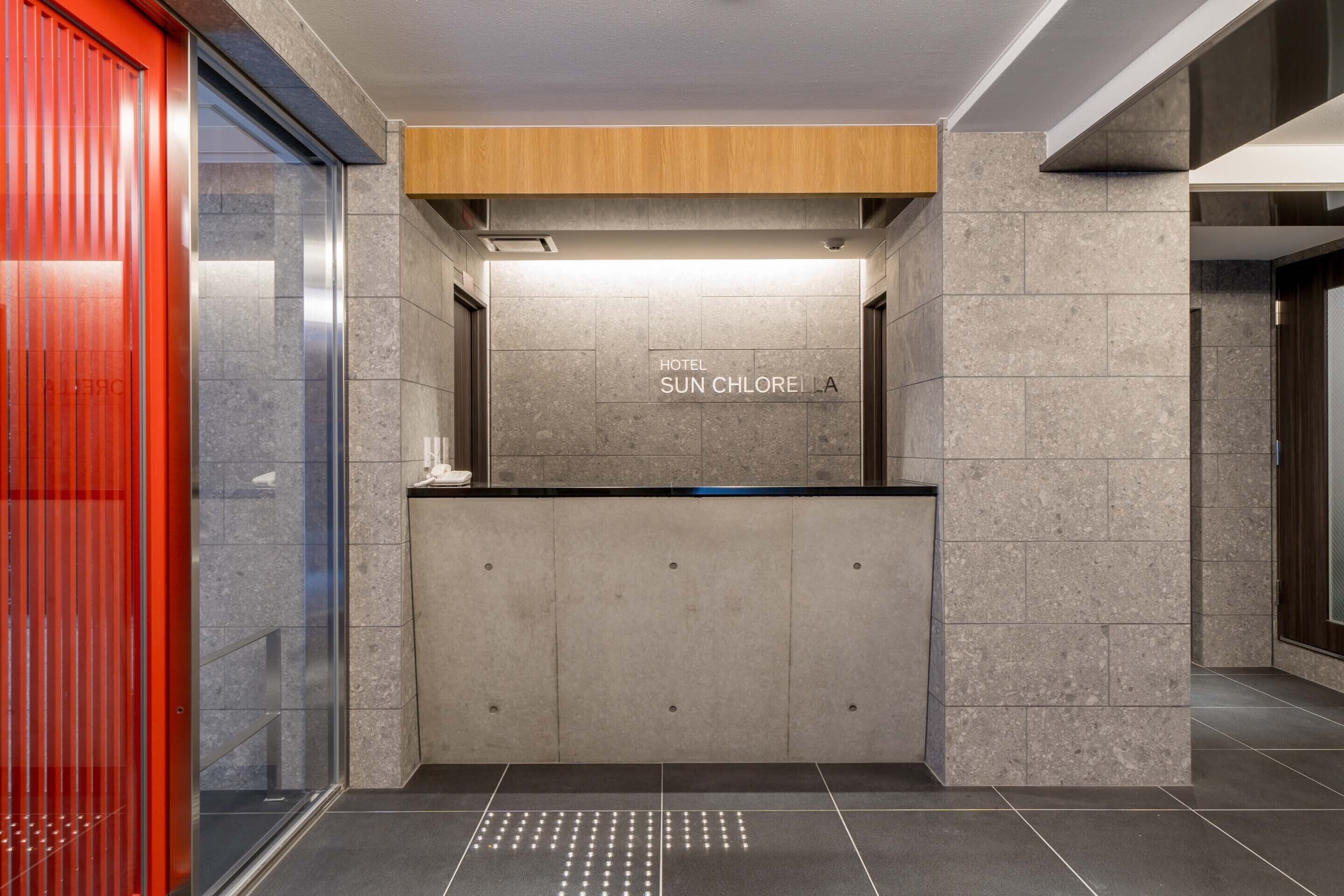 A reception area with a sign reading "HOTEL SUN CHLOREL LA".