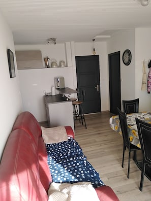 TV, DVD player, books - T3 6 persons 55m2 10 mn from Font Romeu Via odeillo<br>At 1600m altitude. (Font-Romeu-Odeillo-Via)