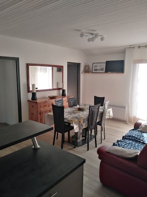Dining - T3 6 persons 55m2 10 mn from Font Romeu Via odeillo<br>At 1600m altitude. (Font-Romeu-Odeillo-Via)