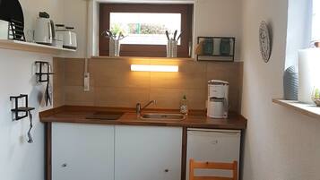 Een koelkast, een magnetron, een kookplaat
