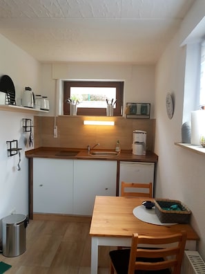 Réfrigérateur, micro-ondes, plaque de cuisson, cafetière/bouilloire