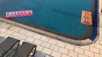 AuĂenpool (je nach Saison geöffnet), Sonnenschirme, LiegestĂŒhle
