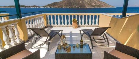 Standard Studio, Sea View