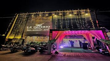 A hotel entrance with a sign reading "LA IMPERIO HOTEL BED BANQUET BITE".