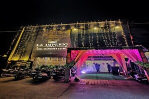 A hotel entrance with a sign reading "LA IMPERIO HOTEL BED BANQUET BITE". - La Imperio Hotel (Aligarh)