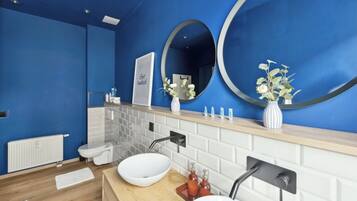 Dusj, hårføner, tøfler og håndklær