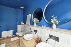 Shower, hair dryer, slippers, towels - NEW / VINTAGE CHIC APARTMENT (Dresden)