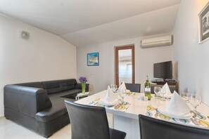 Classic-Apartment, 2 Schlafzimmer (2) | Wohnbereich | Fernseher
