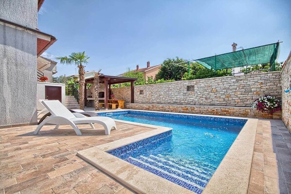 Seasonal outdoor pool - Villa Kascuni (Pula)