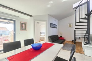 Comfort-Apartment, 2 Schlafzimmer (1) | Wohnbereich | Fernseher
