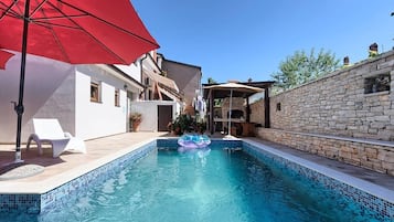 Piscine extérieure (ouverte en saison)