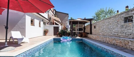 Piscine extérieure en saison