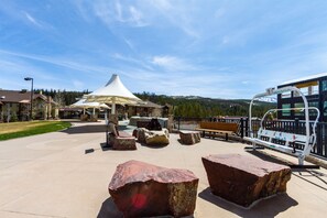 Children's area - Newly Updated TopFlr Views Of FootHills_River Private Balcony Hideaway Park (winter park)