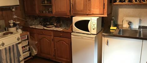Køleskab, mikrobølgeovn, ovn, kogeplade