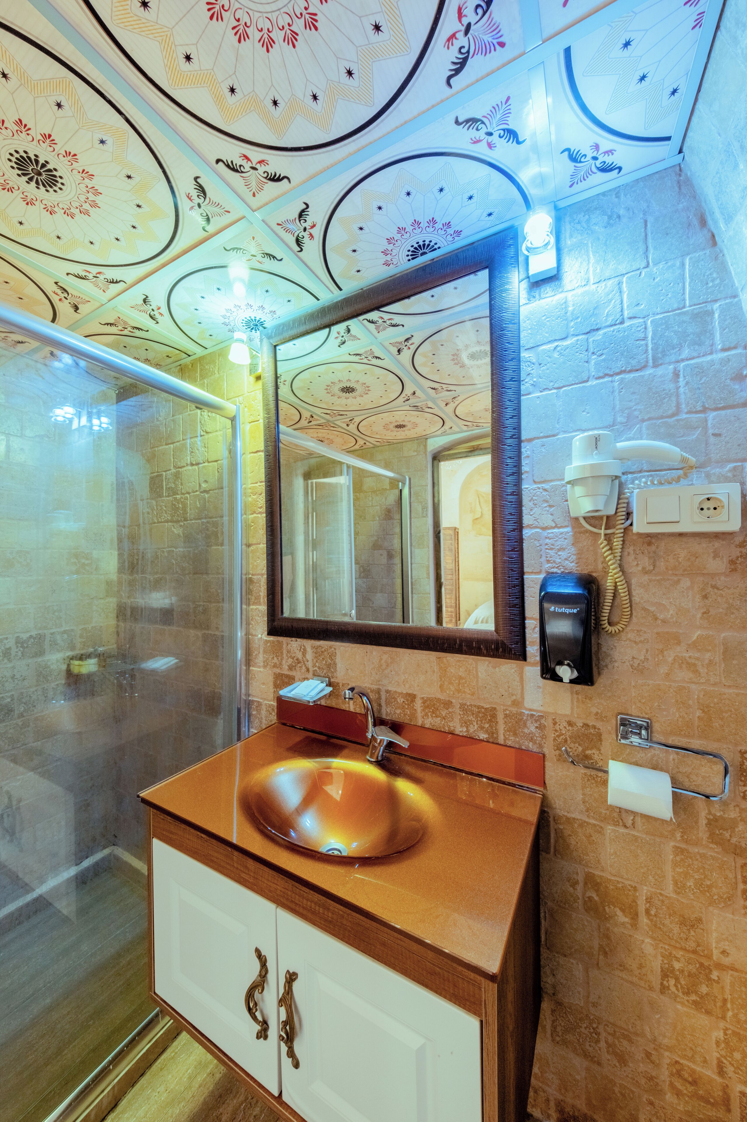 standard triple room | bathroom | shower, hydromassage showerhead, free toiletries, hair dryer