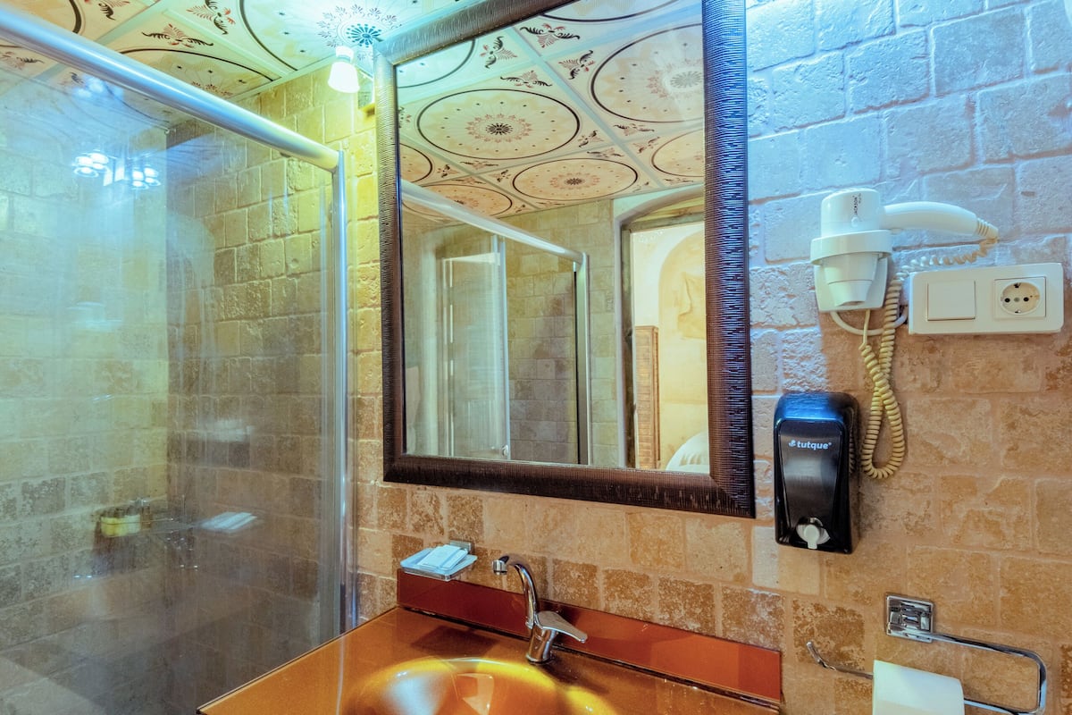 standard triple room | bathroom | shower, hydromassage showerhead, free toiletries, hair dryer
