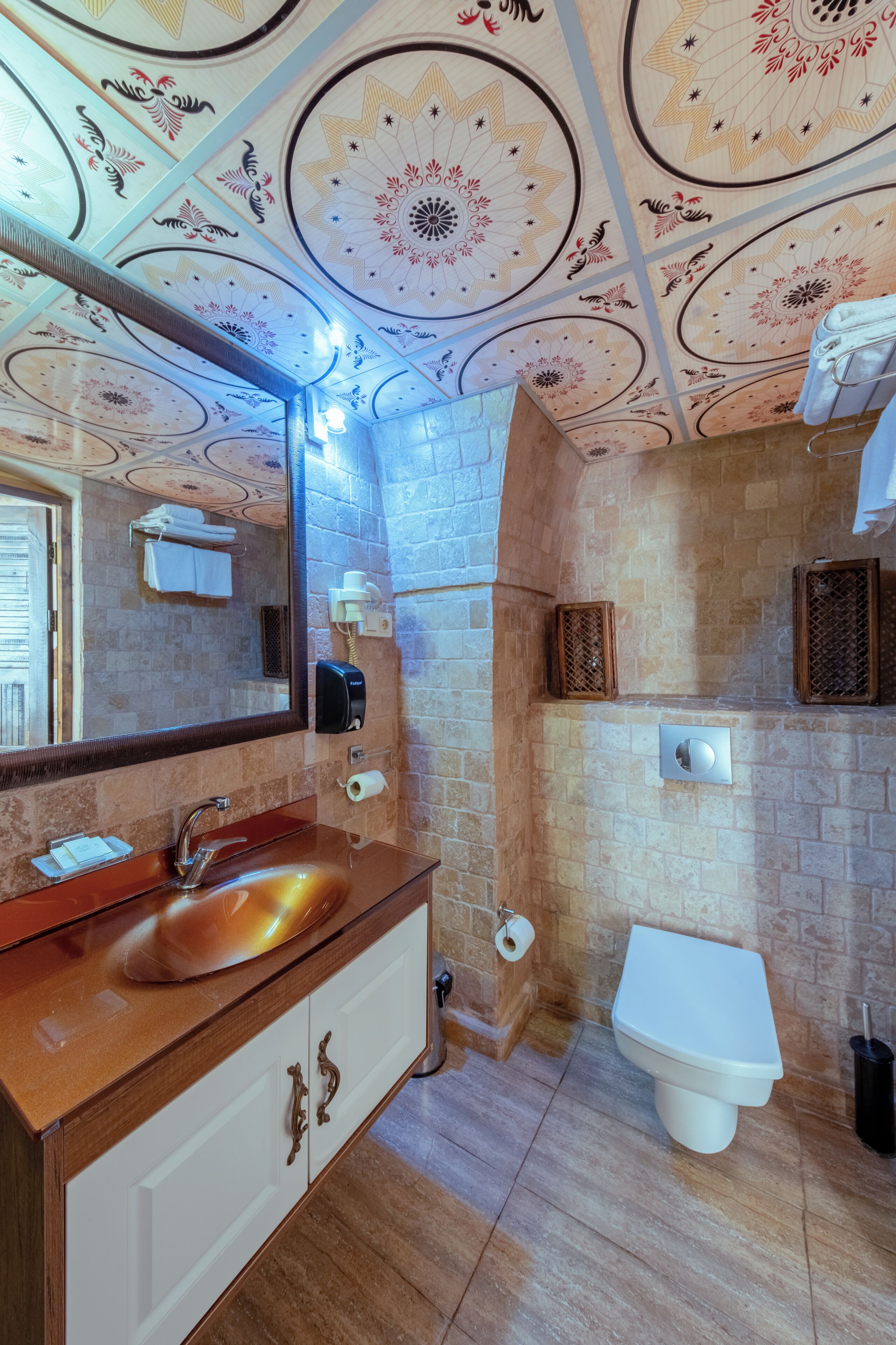 standard triple room | bathroom | shower, hydromassage showerhead, free toiletries, hair dryer