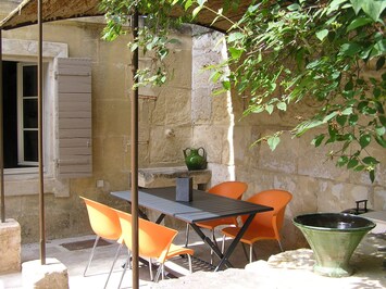 Village house in Provence for 2 to 4 people at the foot of the Alpilles