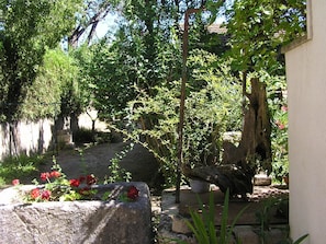 Property grounds - Village house in Provence for 2 to 4 people at the foot of the Alpilles mountains (Fontvieille)