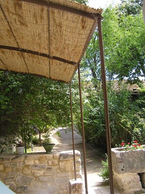 Property grounds - Village house in Provence for 2 to 4 people at the foot of the Alpilles mountains (Fontvieille)