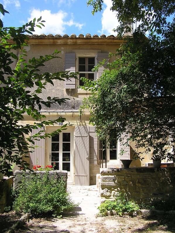 Exterior - Village house in Provence for 2 to 4 people at the foot of the Alpilles mountains (Fontvieille)
