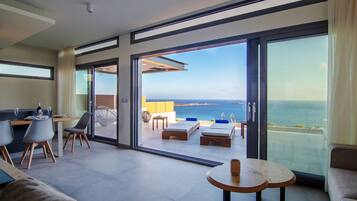 Grand Suite, 2 Bedrooms, Private Pool | Ruang tamu | TV skrin rata