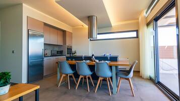 Suíte grand, 2 quartos, piscina particular | Cozinha privada | Geladeira, fogão, cooktop