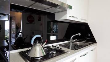 KĂŒhlschrank, Mikrowelle, Ofen, Herdplatte