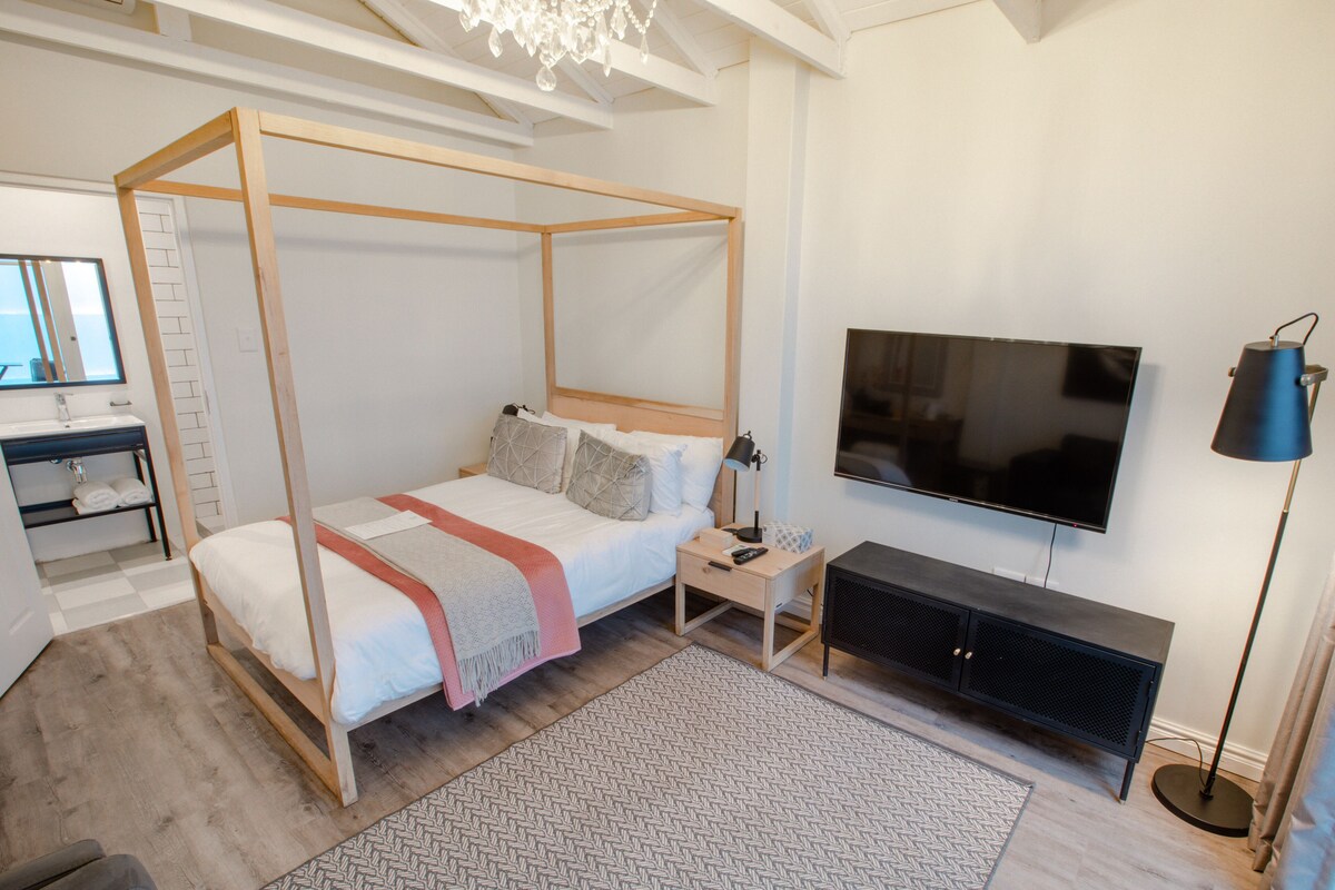 Deluxe Double Room | 1 bedroom, premium bedding, desk, blackout drapes
