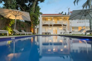 Outdoor pool, pool loungers - Essenwood House (Durban)