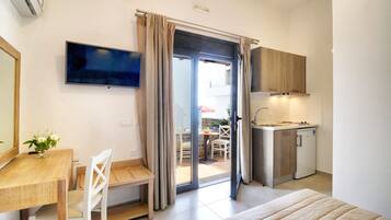 1 室のベッドルーム、セーフティボックス (室内)、デスク、アイロン / アイロン台