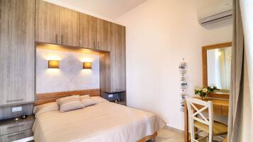 1 habitación, caja de seguridad en la habitación y escritorio