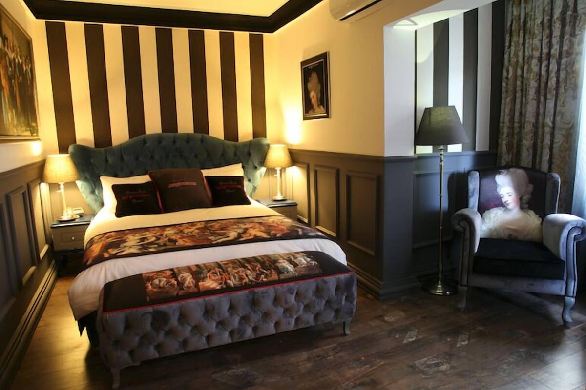 Habitación Deluxe | Caja fuerte, espacio para trabajar con un portátil, cortinas opacas