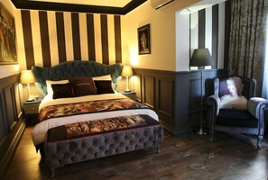 Deluxe kamer | Een kluis op de kamer, een laptopwerkplek, verduisterende gordijnen