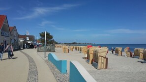 Eine Strandpromenade mit Strandkörben und freiem Blick auf das Meer.