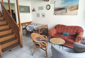 Téléviseur, lecteur de DVD, table de ping-pong, livres