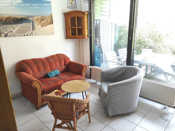 Téléviseur, lecteur de DVD, table de ping-pong, livres