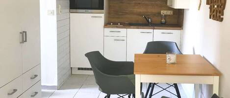 Réfrigérateur, four à micro-ondes, surface de cuisson, lave-vaisselle