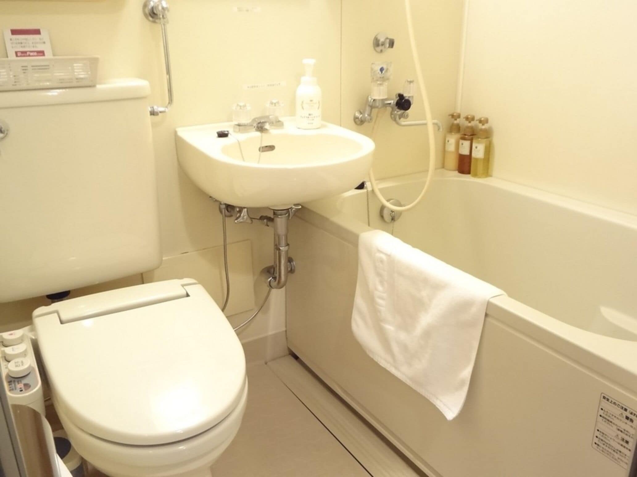 Combined shower/bathtub, deep-soaking bathtub, free toiletries