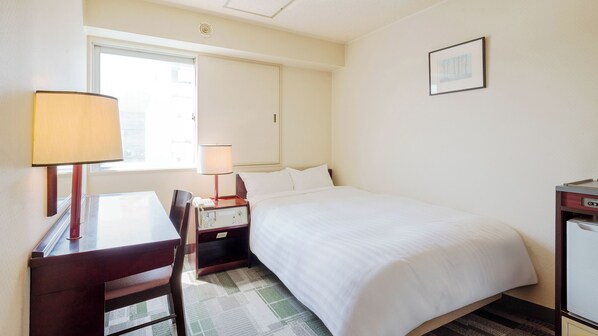 Caja de seguridad en la habitación y tabla de planchar con plancha